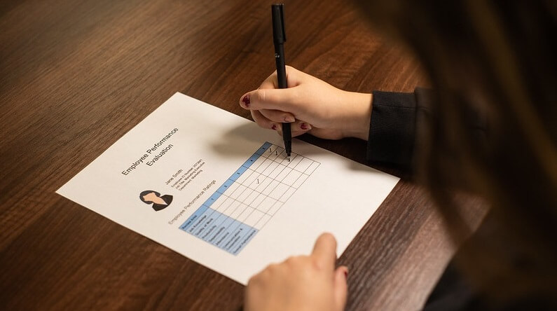 dorabianie przy pracy przez pisanie recenzji